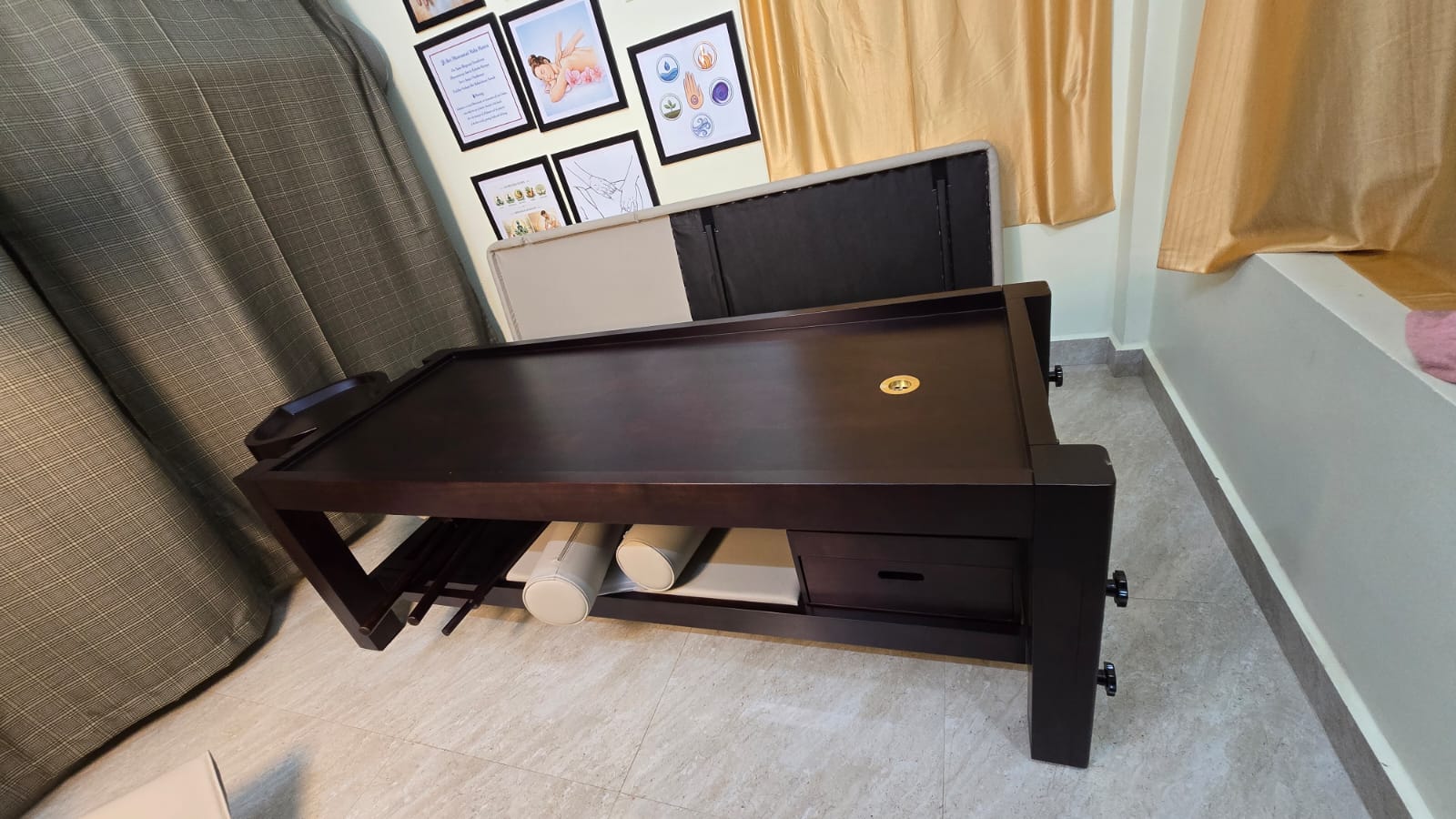 The AYU massage table, close view